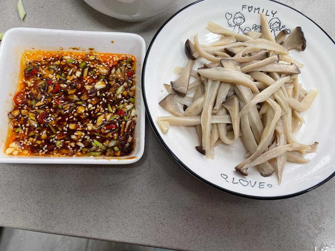 比肉还好吃的【手撕凉拌杏鲍菇】，上桌扫光光