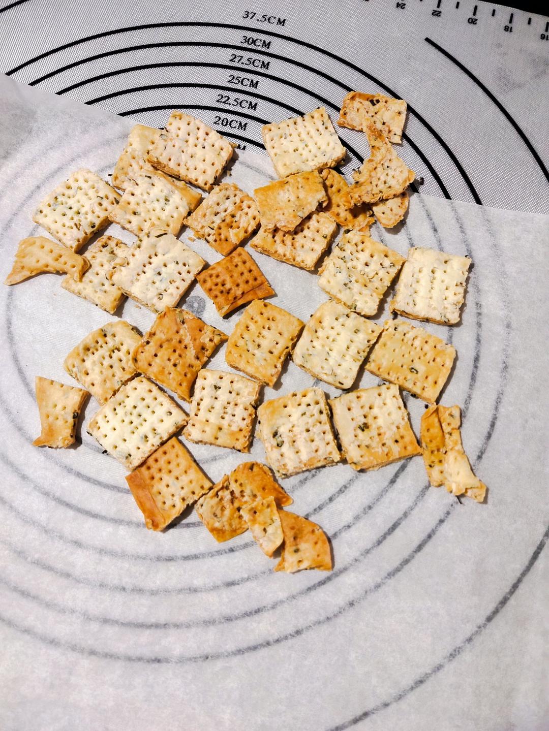 这可能是我最“得意”的一款饼干了，相对少油，低糖，香酥！ | 葱油香酥饼干