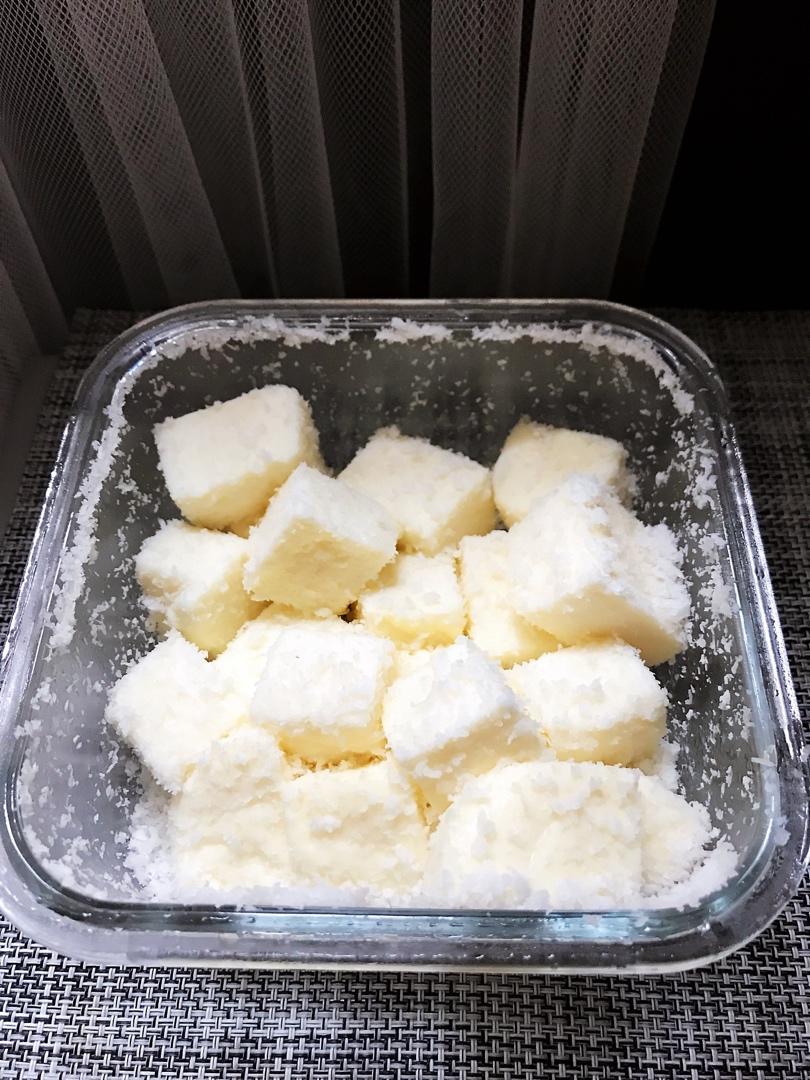 【视频】85度C 椰蓉牛奶小方～不用烤箱的夏日甜点
