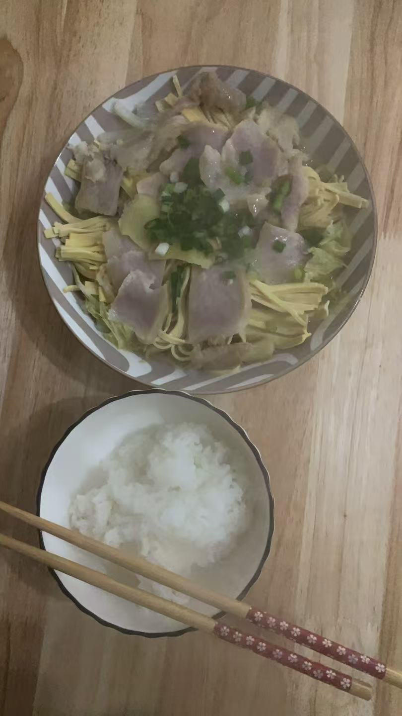 蒸出来的美味～快手家常菜～妈妈腌的咸肉蒸百叶，在加一点白菜，荤素搭配，营养又美味！