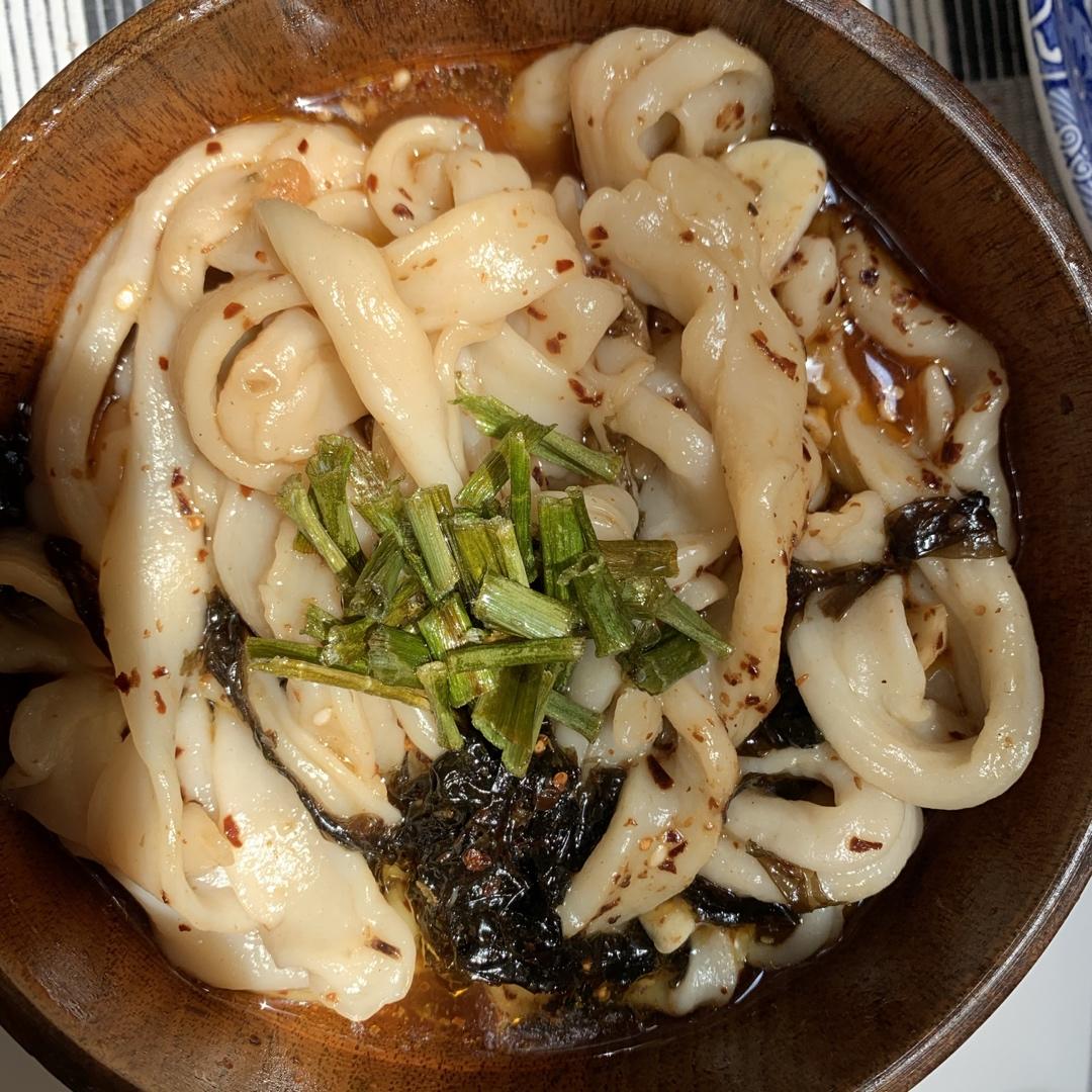 酥锅辣底做的酸汤扯面