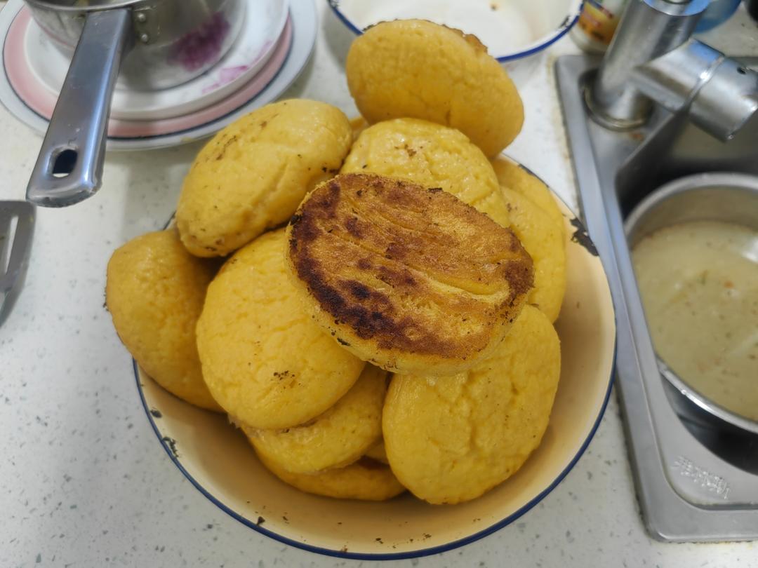 农家乐中的锅贴饼子（玉米饼子 大饼子）
