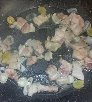 家常猪肉白菜炖豆腐的做法 步骤2