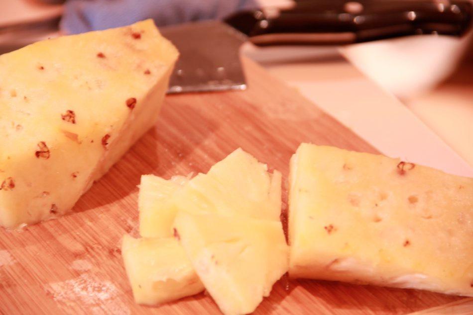 菠萝苦瓜排骨汤的做法 步骤2