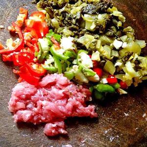 小炒肉沫酸菜蚕豆的做法 步骤1
