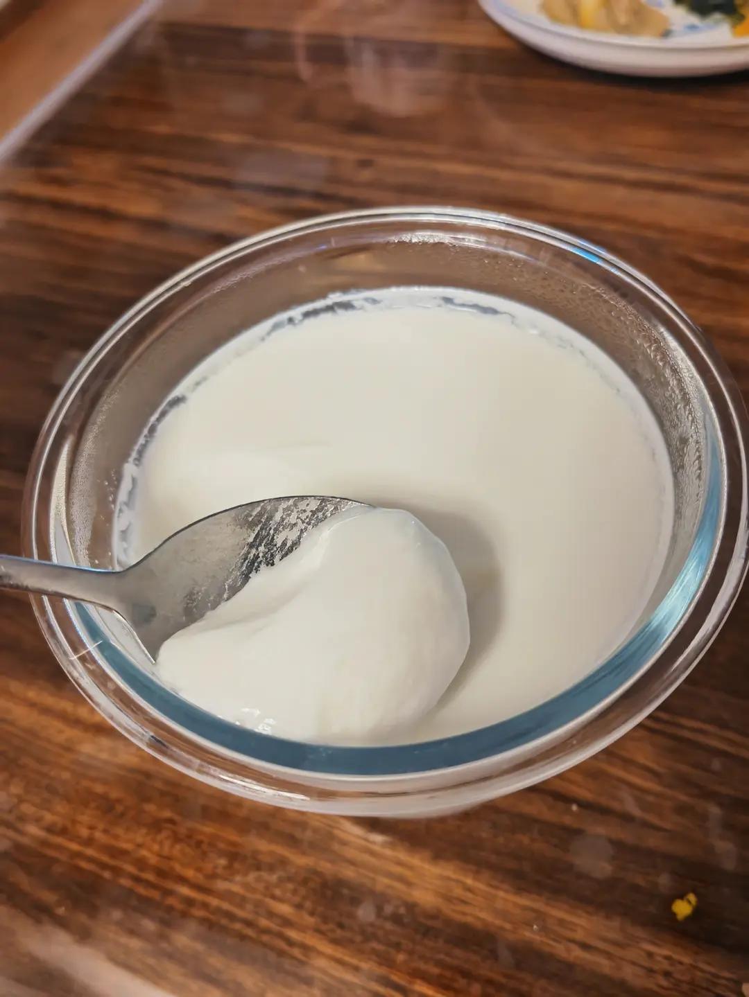 自制酸奶，没有酸奶机，也没有乳酸菌粉，也做成了老酸奶……不过家里得有个带发酵功能的烤箱才行……