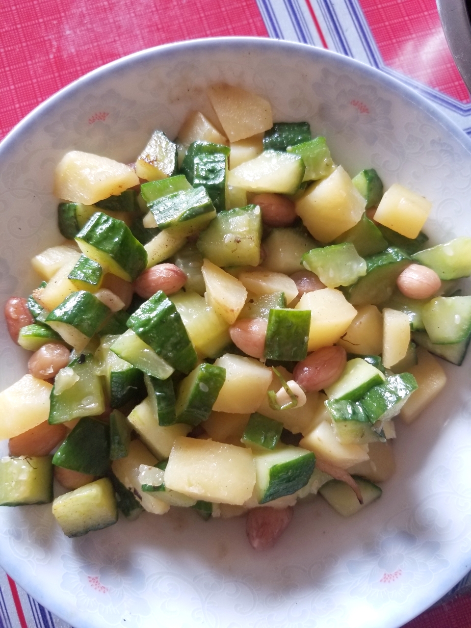 黄瓜土豆花生丁的做法 步骤1