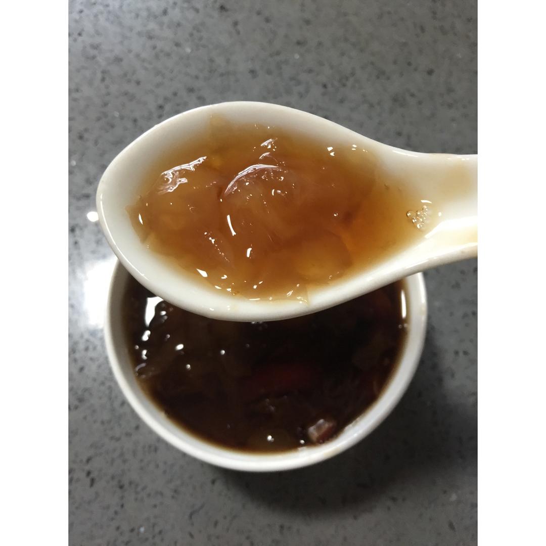 桃胶雪莲子银耳羹