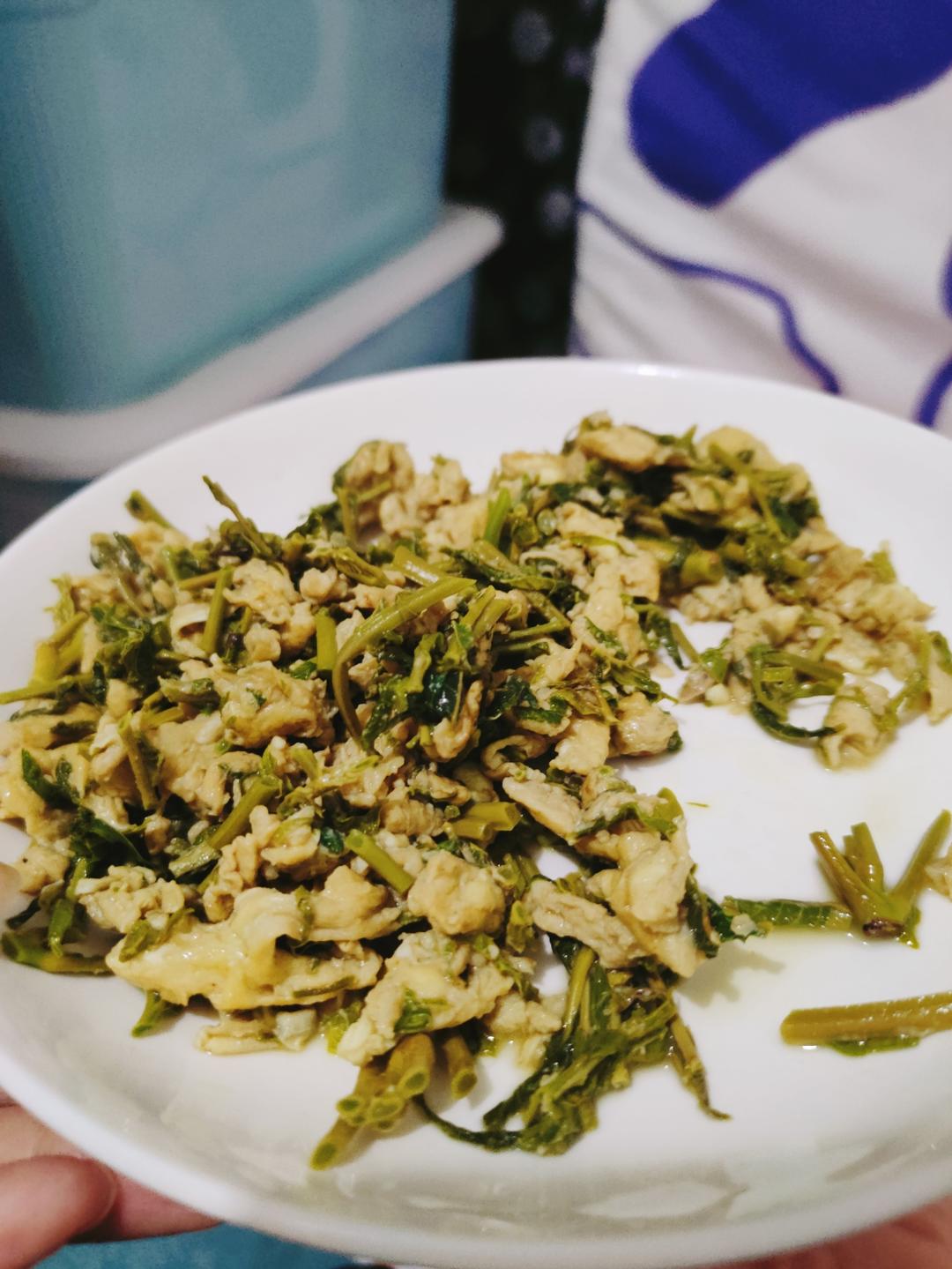 春天野菜香菜谱，七头一脑之一：香椿头炒鸡蛋
