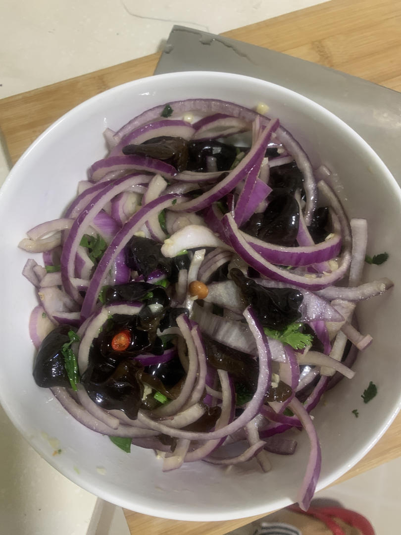 洋葱拌木耳