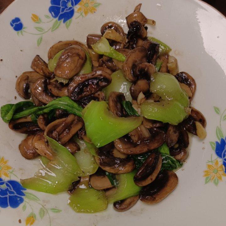 鲜美的口蘑炒青菜
