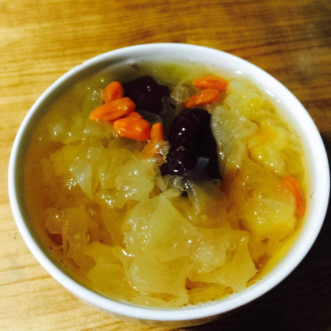 冰糖银耳红枣汤