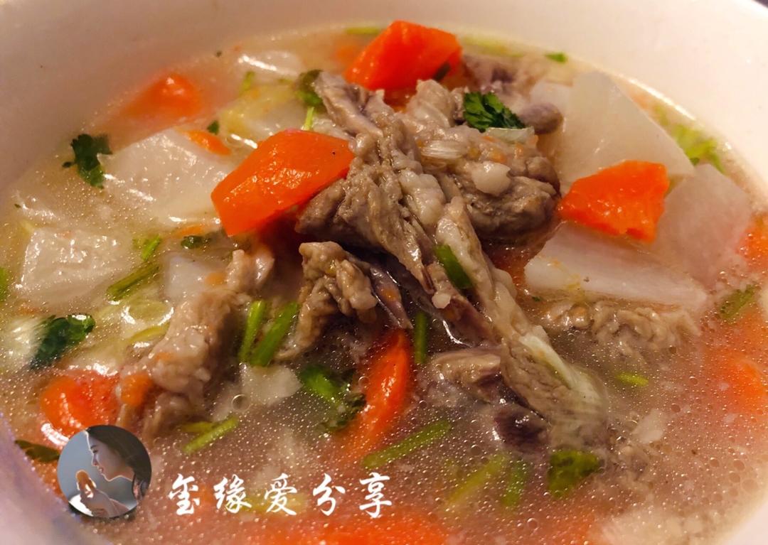 清炖羊排，老爸的拿手菜，汤鲜味浓，羊肉软烂，连萝卜都非常好吃
