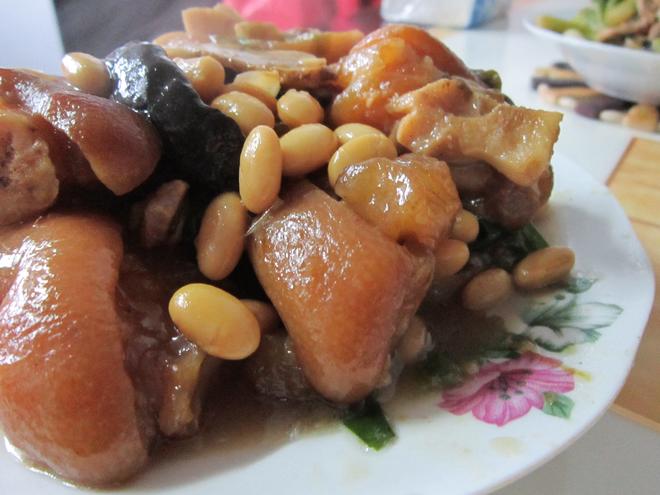 黄豆香菇炖猪脚的做法