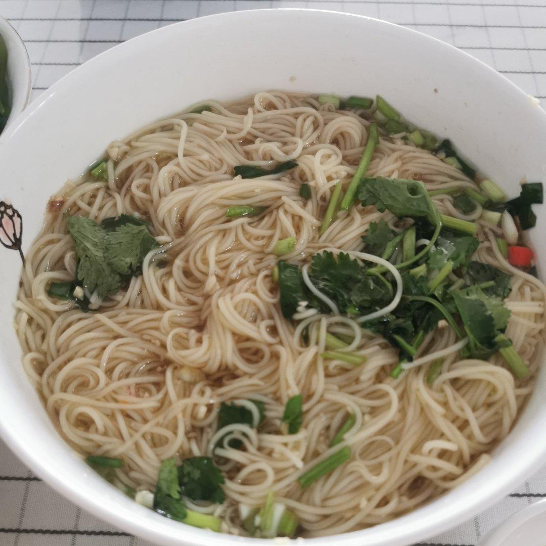 一碗清汤面 🍜 —— 秋日里的治愈系
