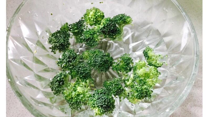 宝宝辅食【西兰花米粉 】月龄：6m+的做法
