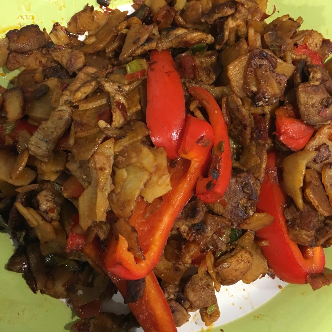 五花肉干煸土豆片