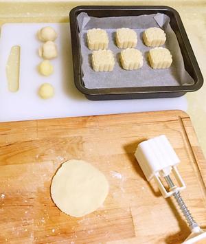 能烤出花纹的半岛奶黄月饼的做法 步骤4