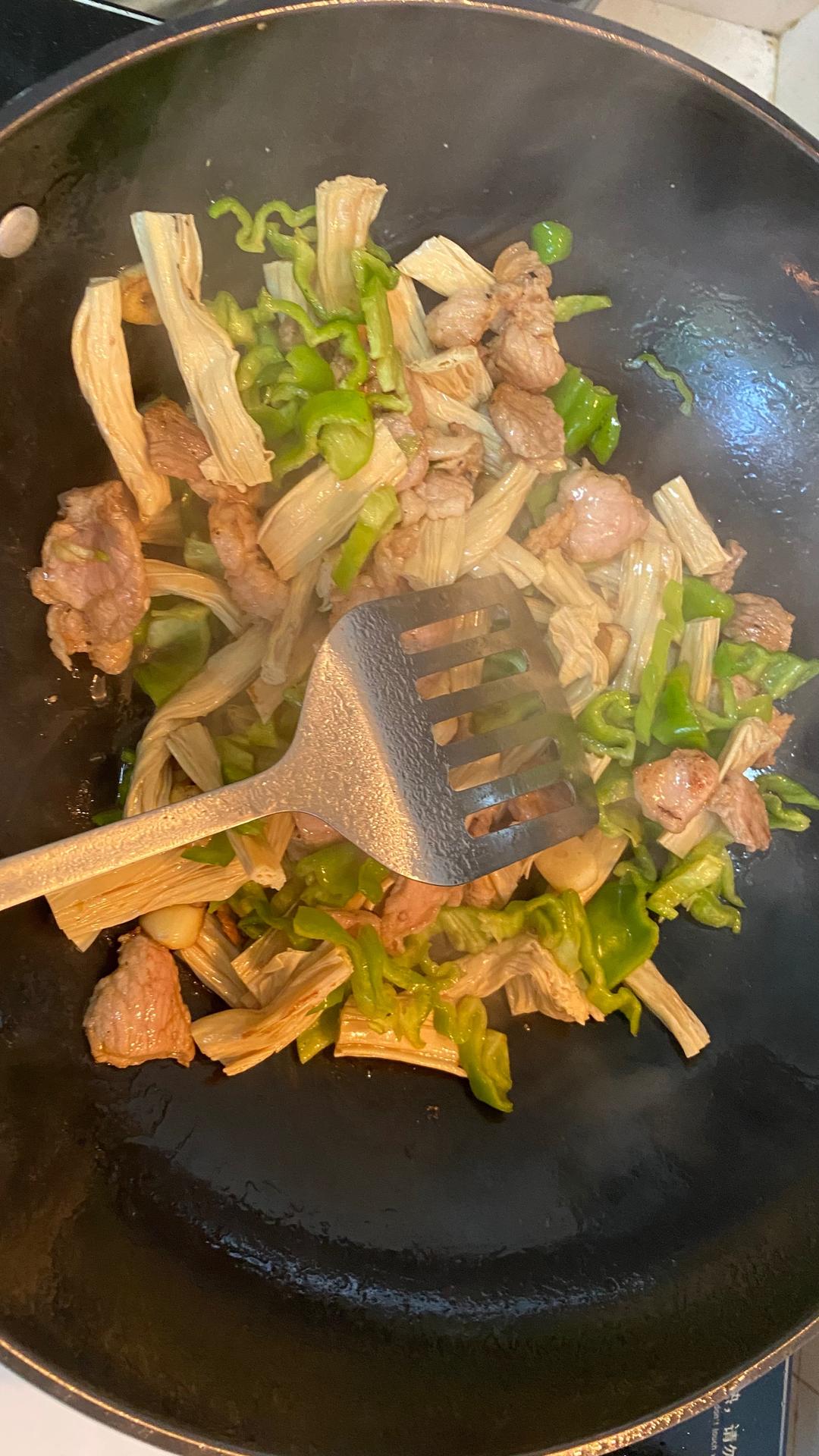 【少油少盐】青椒腐竹炒肉的做法