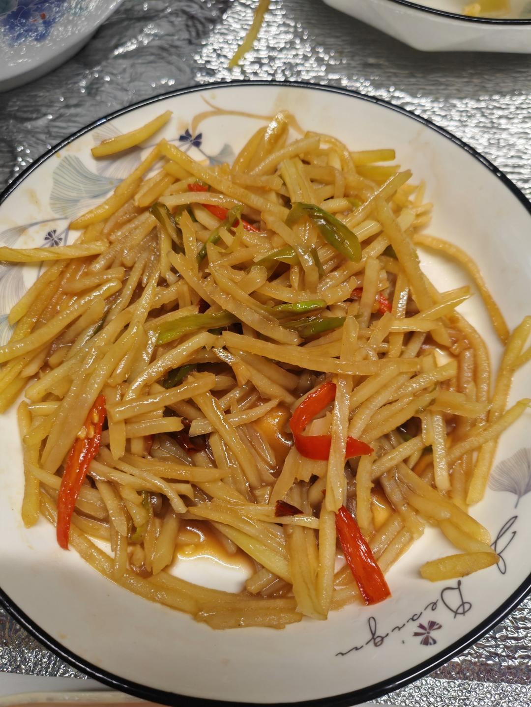 不用焯水一样炒出脆脆的酸辣土豆丝