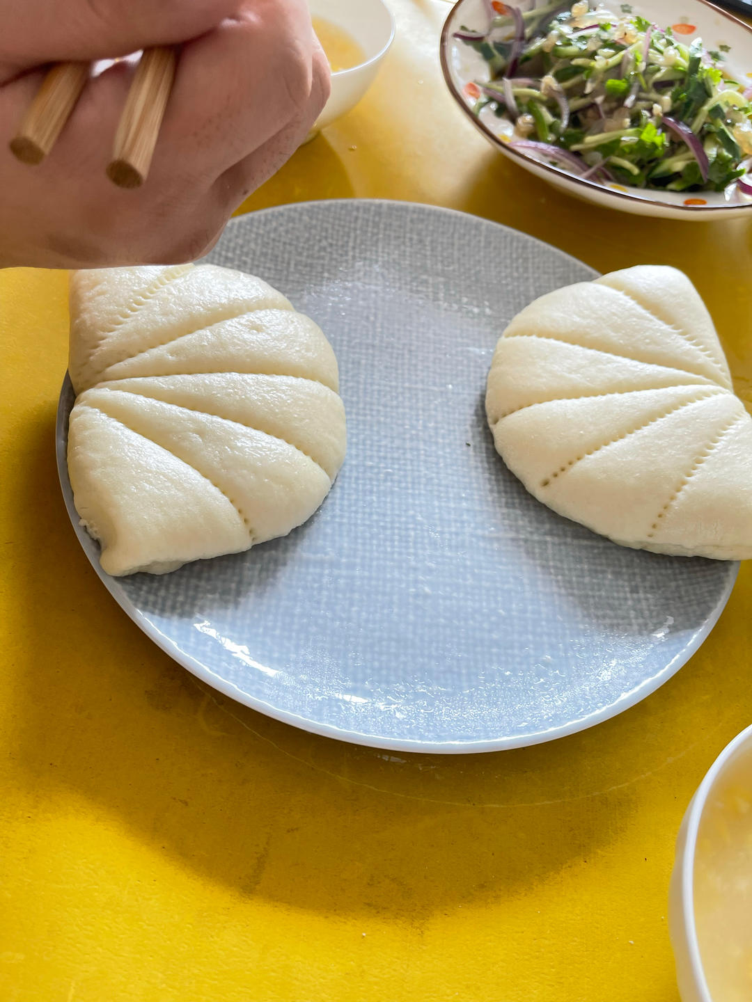 荷叶饼夹（晚上睡前和面团，早上起来蒸的荷叶馒头饼，夹点菜，超好吃😋）