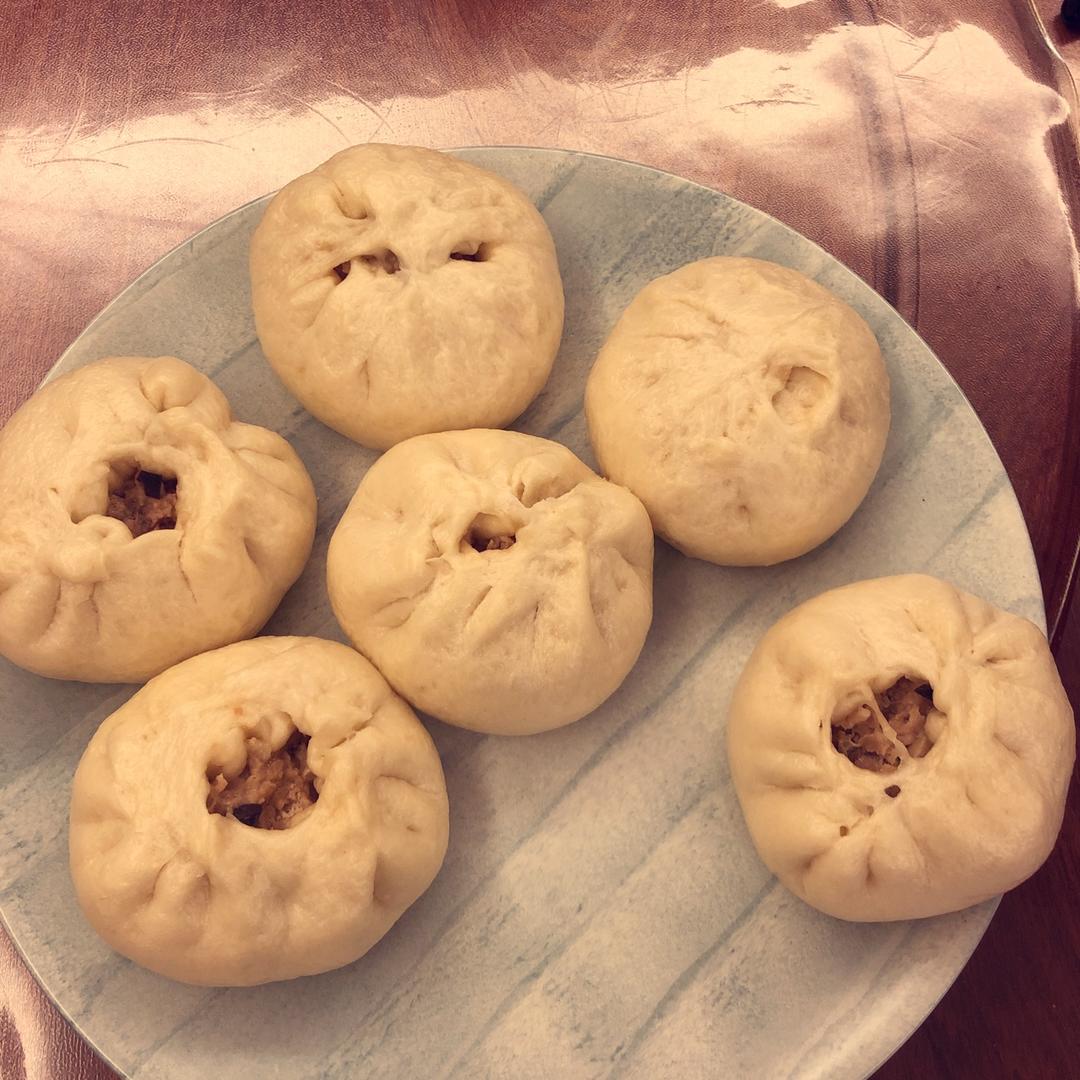松软多汁的肉包子