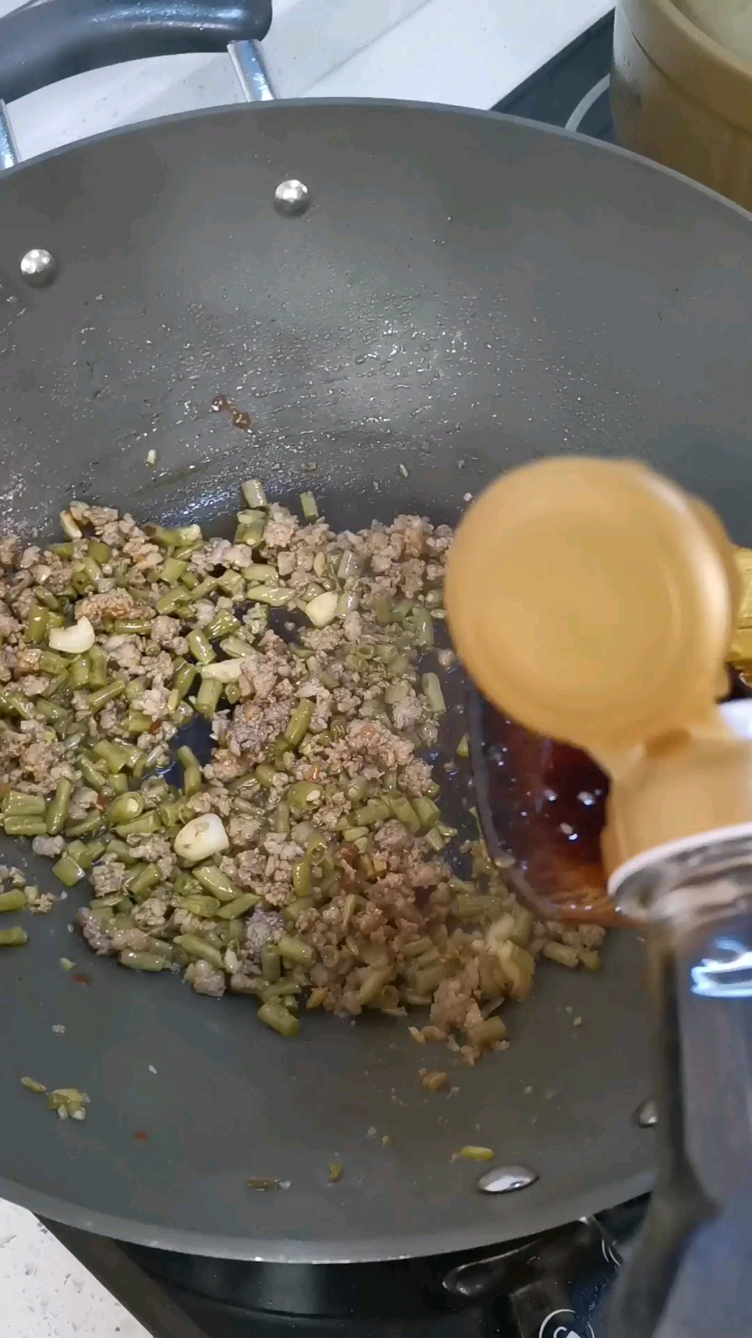 酸豇豆炒肉沫的做法 步骤6