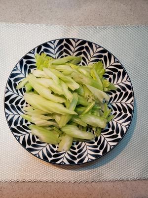 西芹炒香肠+太太乐鲜鸡汁芝麻香油的做法 步骤1