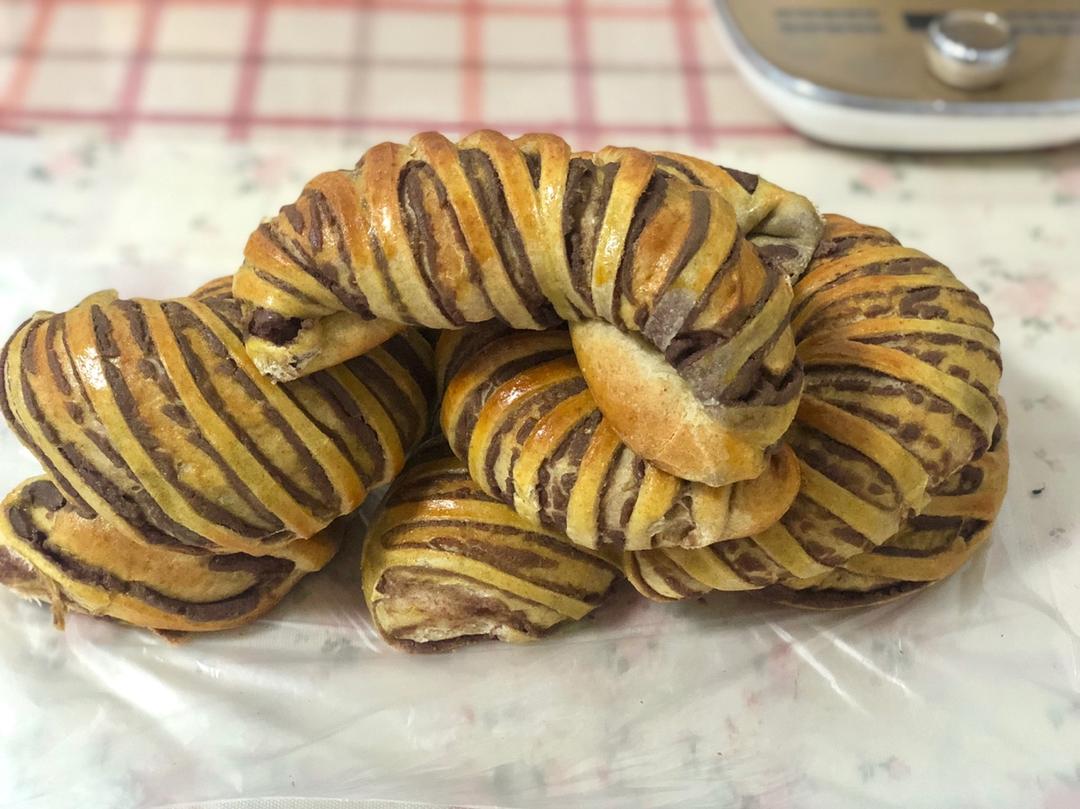 松软可口的红豆沙面包卷