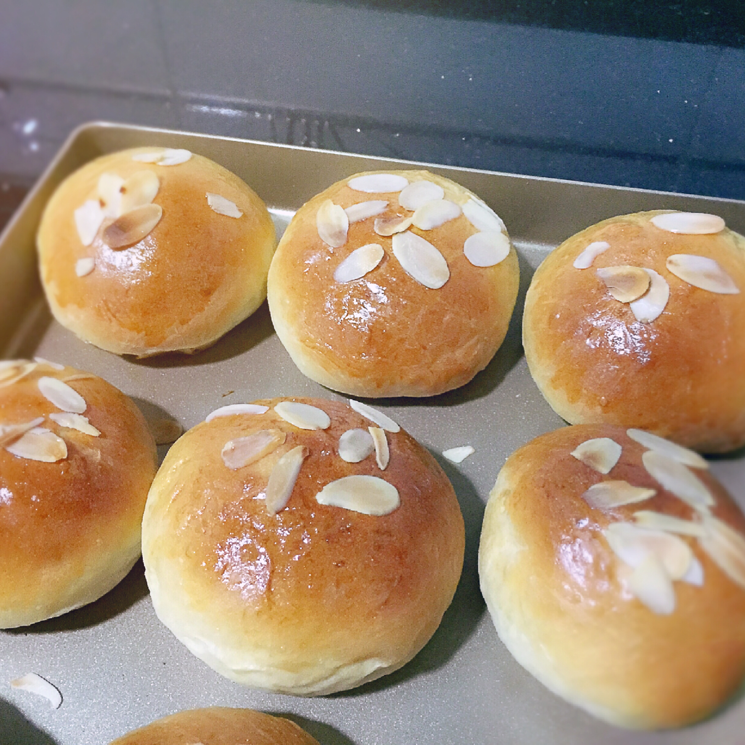 大人小孩都爱不释口的【蜂蜜牛奶小餐包】