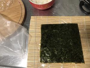 “圣诞树桩”寿司卷的做法 步骤2