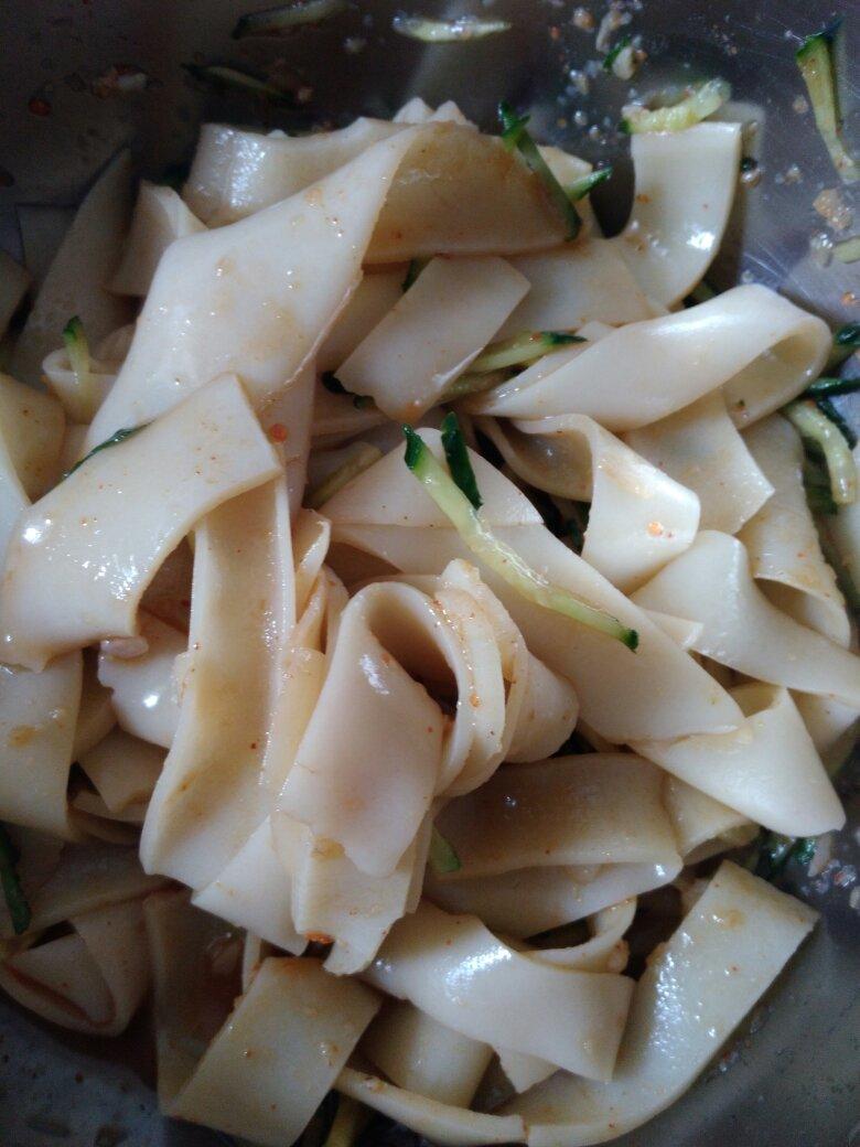 小吃 面皮 为两娃做好每顿饭做的面皮赞 面粉,玉米淀粉,清水