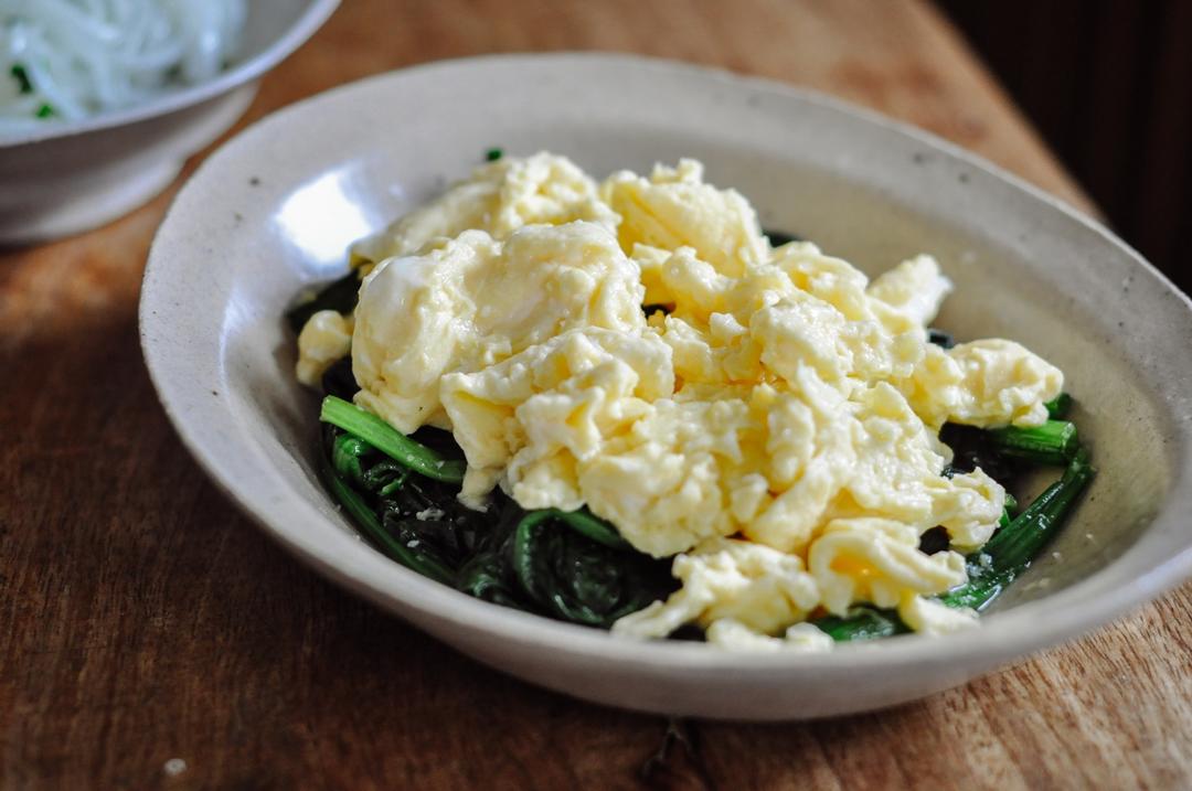 麻油蒜蓉菠菜铺蛋