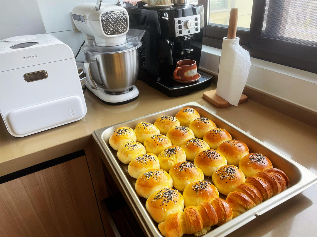 咸蛋黄肉松小餐包