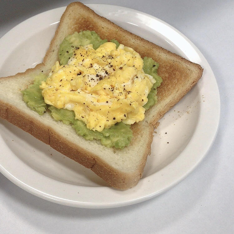 减脂也能吃的牛油果滑蛋吐司