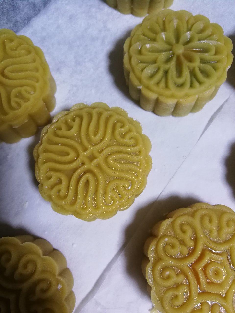 粉色的心做的广式莲蓉(豆沙)蛋黄月饼(超详细步骤)