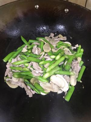 芦笋口蘑小炒肉的做法 步骤6