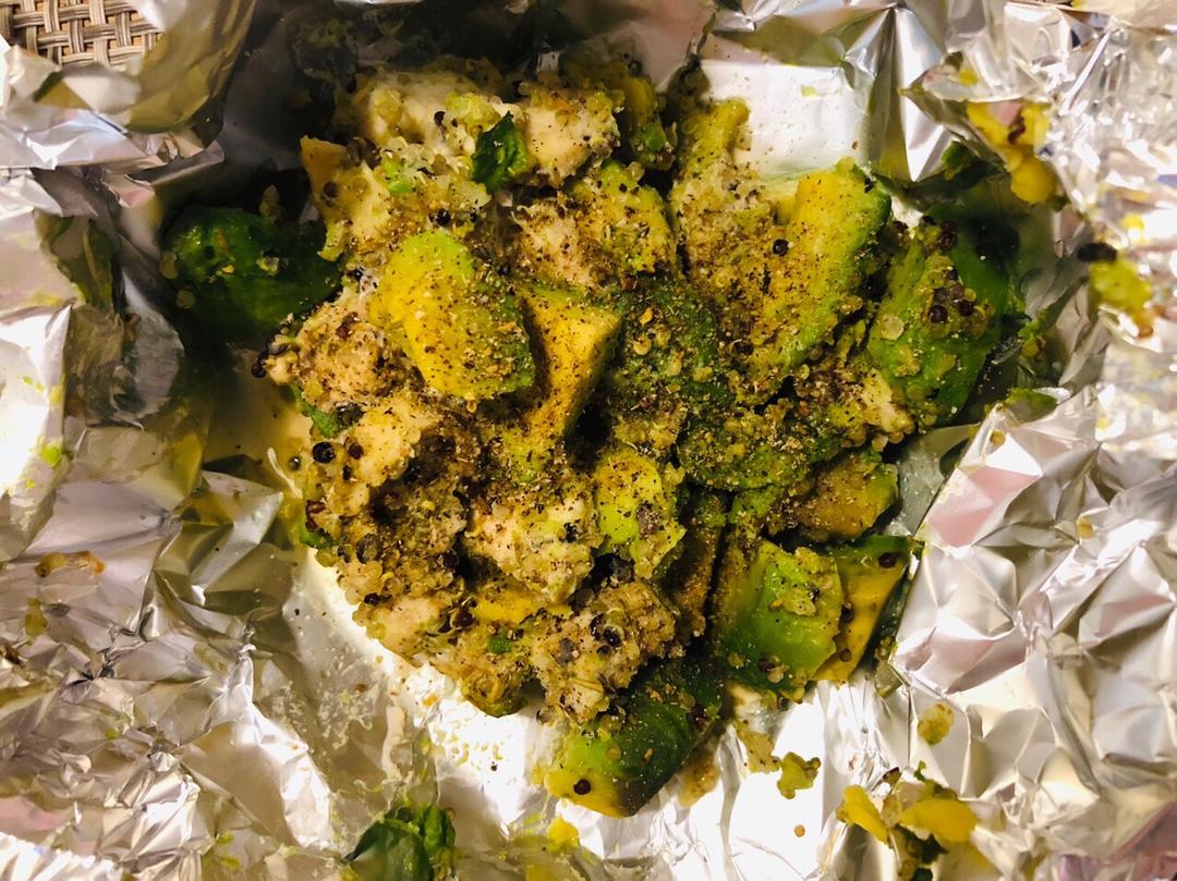 藜麦牛油果烤鸡胸