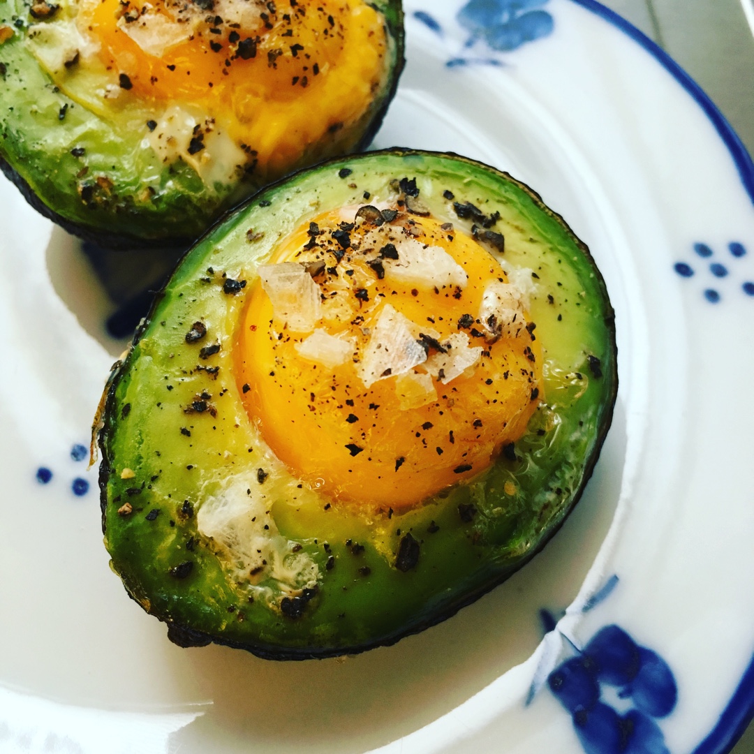 牛油果烤鸡蛋