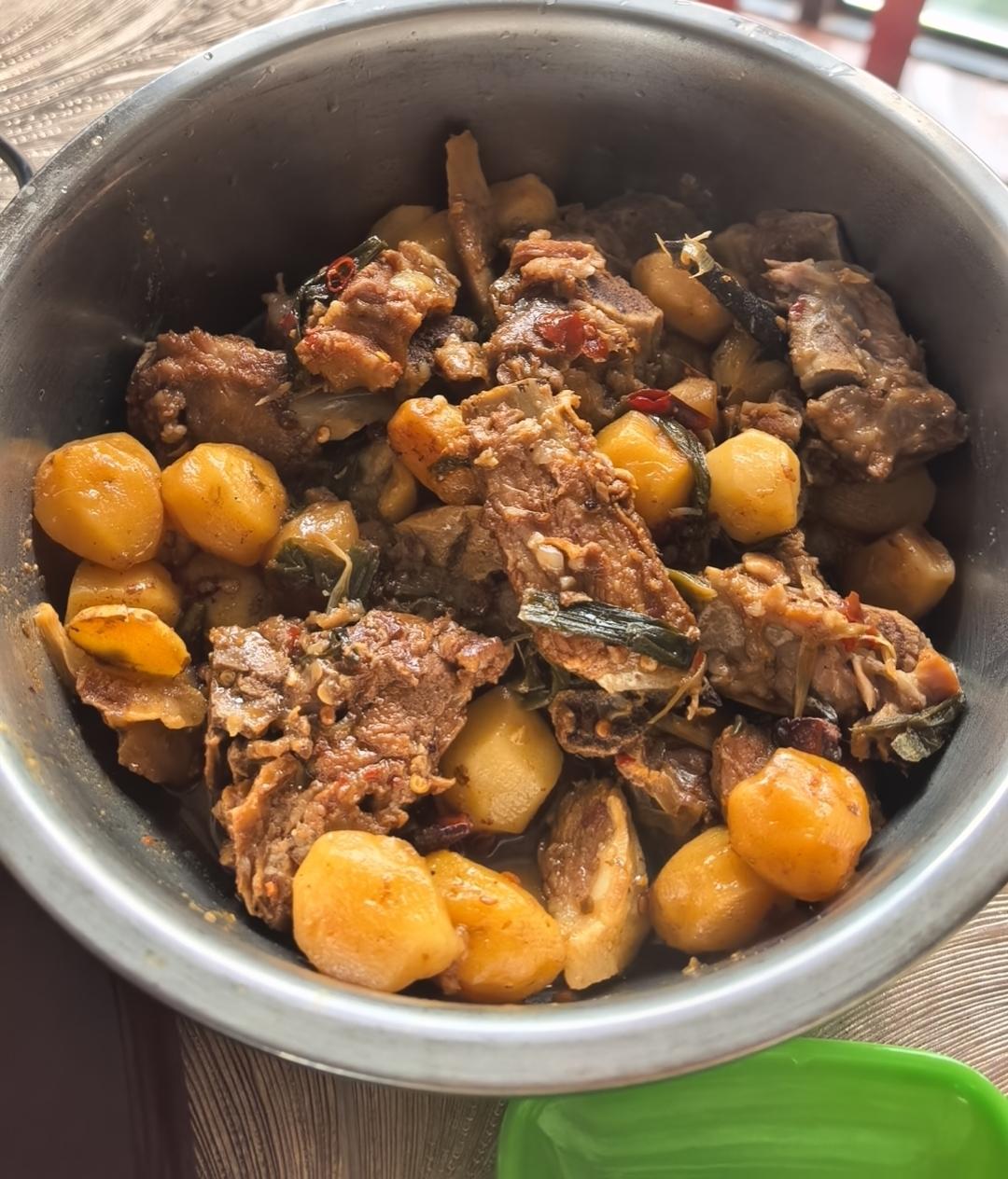 正宗四川土豆烧排骨（红烧排骨）（不焯水不炒糖色）