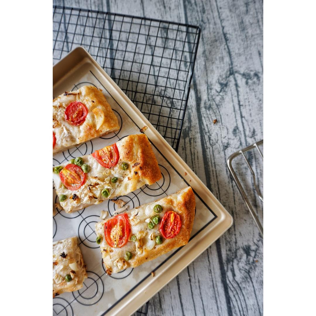 迷迭香番茄青豆佛卡夏Focaccia layered with rosemary tomatoes&peas——北鼎烤箱食谱