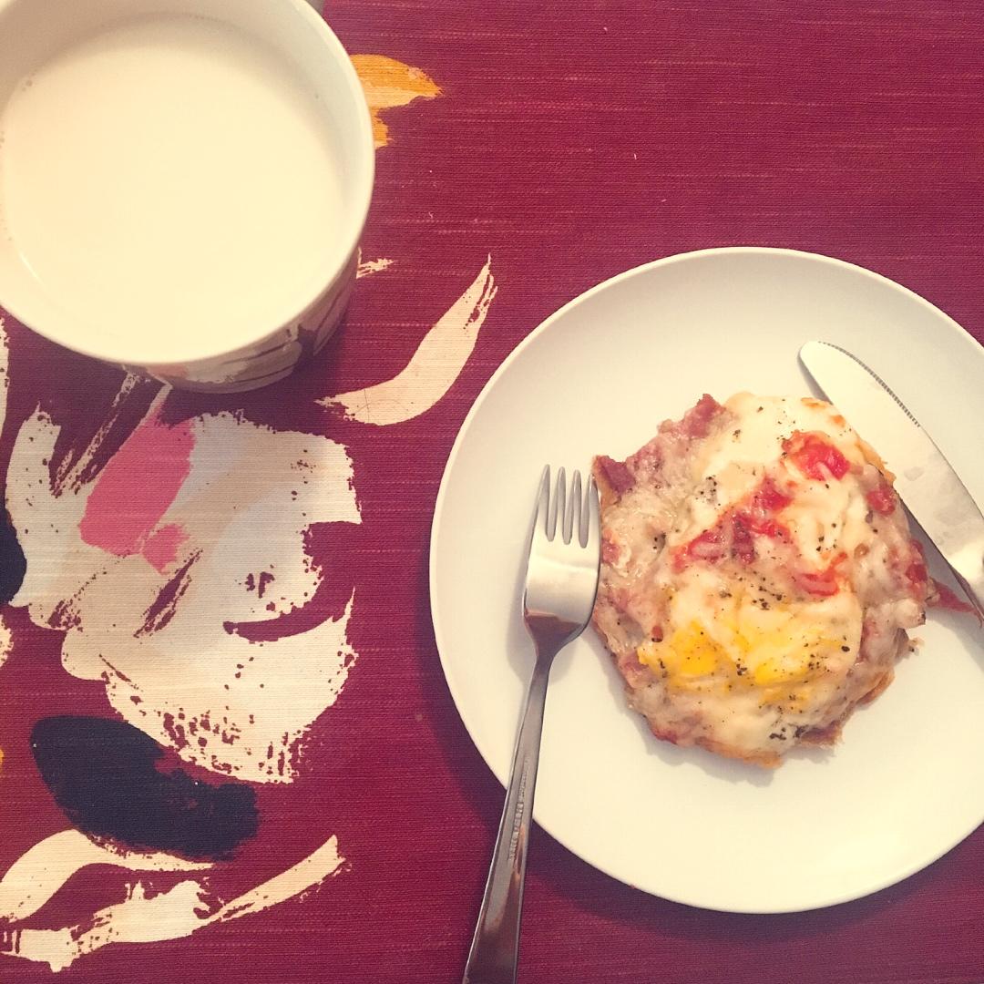 只需摆好材料去微波！惊艳全家的早餐端上桌：香肠奶酪烘蛋