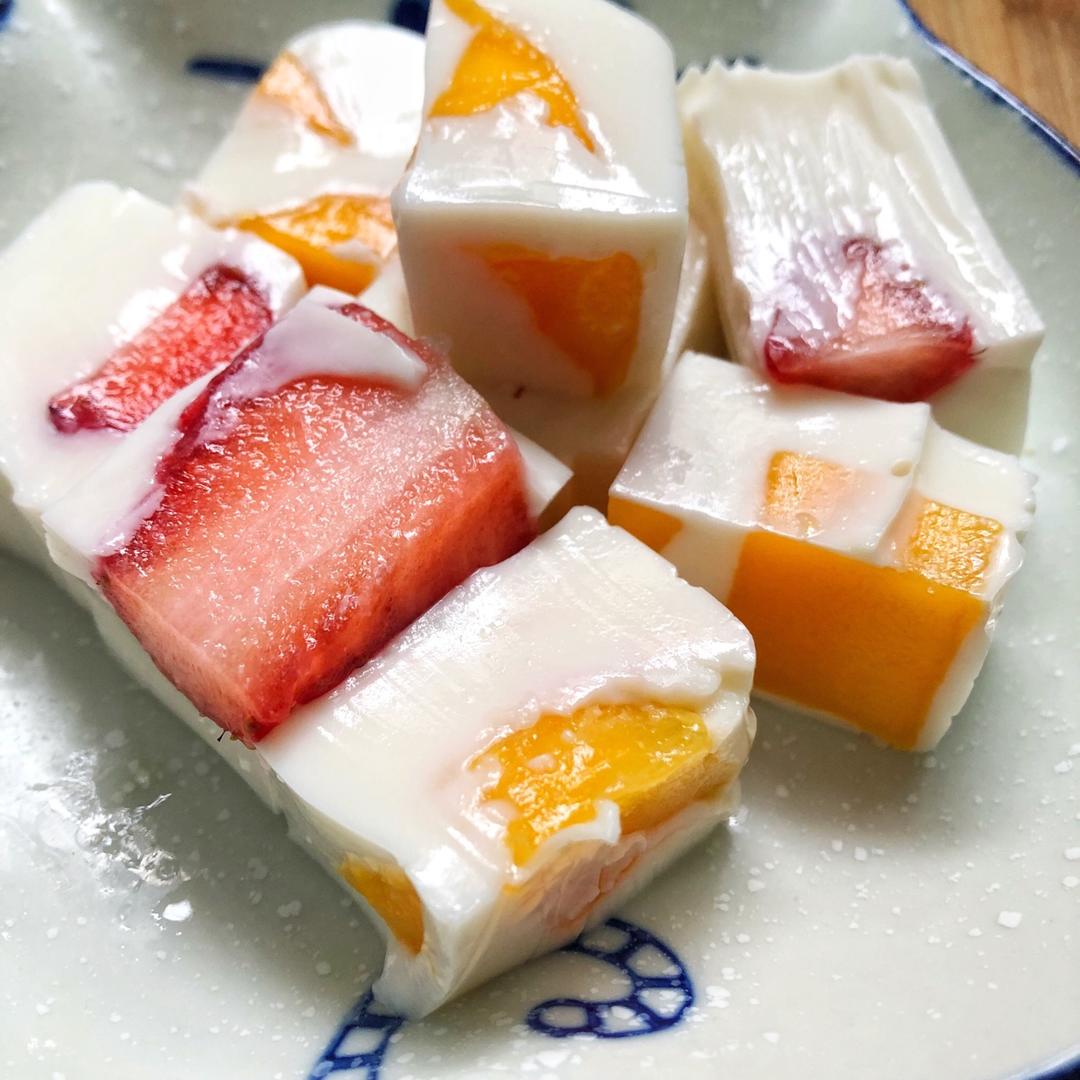 钟姑娘的快乐时光做的草莓椰奶冻