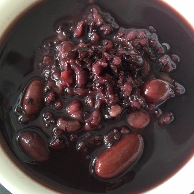 红豆薏仁黑米粥