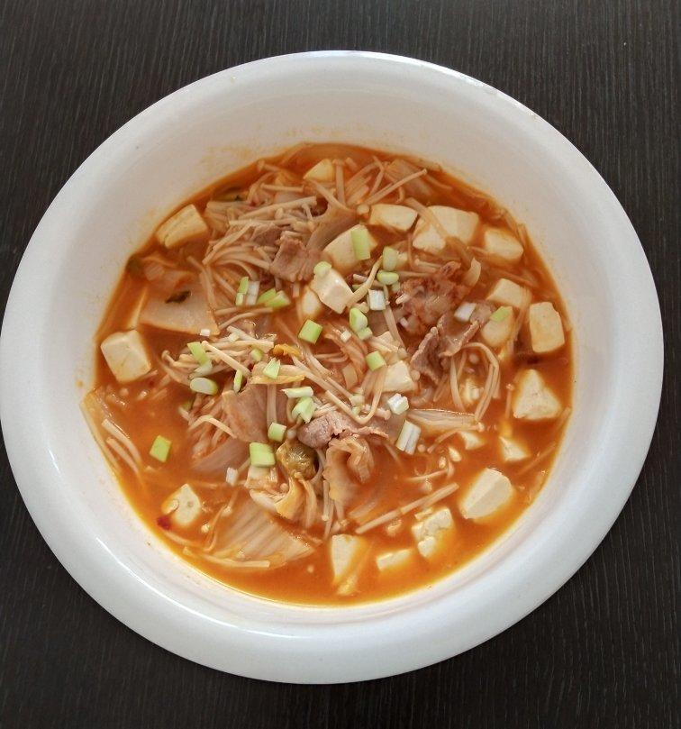 桃李不言lm做的五花肉辣白菜豆腐汤