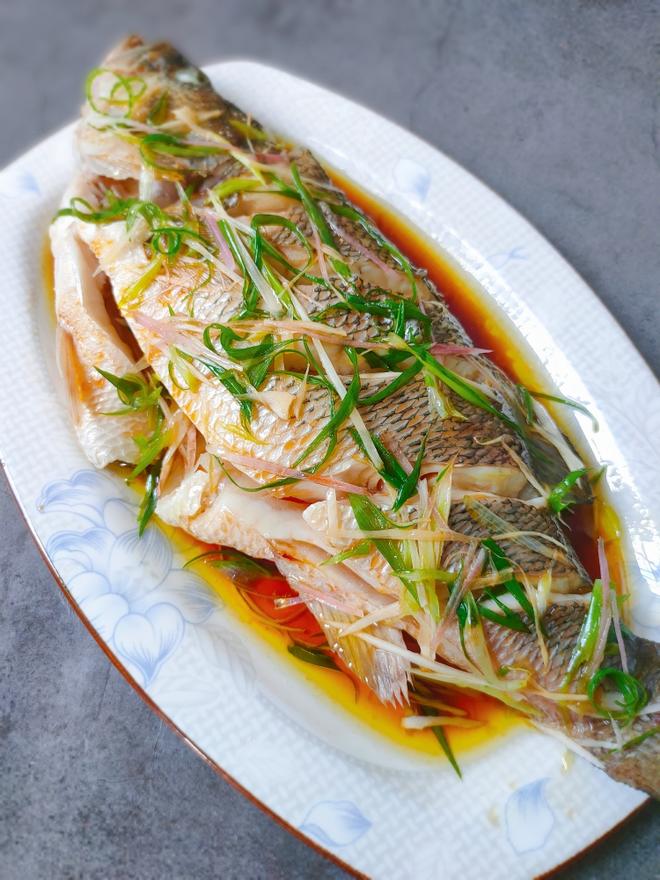 清蒸鲈鱼，肉质鲜嫩的做法