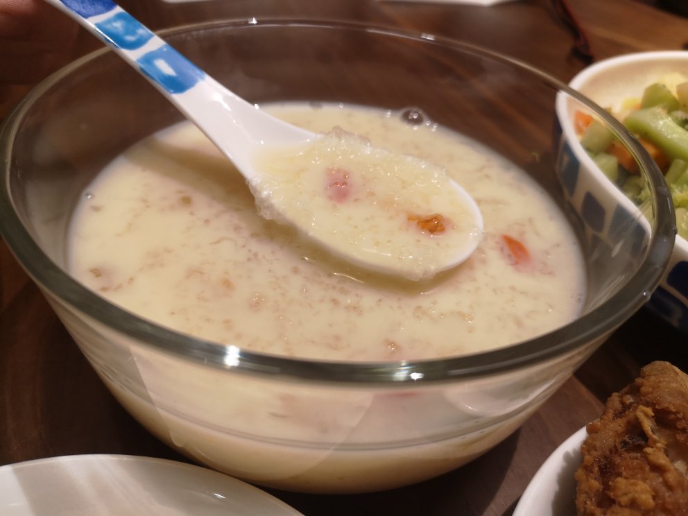 桃胶雪燕皂角米炖牛奶