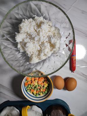 蒜香酱油炒饭/五分钟拯救隔夜米饭！的做法 步骤1