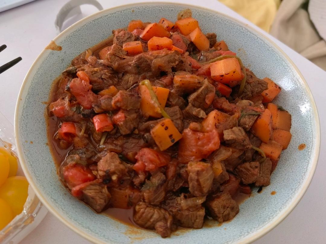 小朋友都喜欢的葱香蔬菜嫩爆牛肉粒