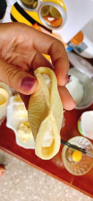 蛋挞皮榴莲酥🥐                               含酸奶爆浆🥛的做法 步骤5